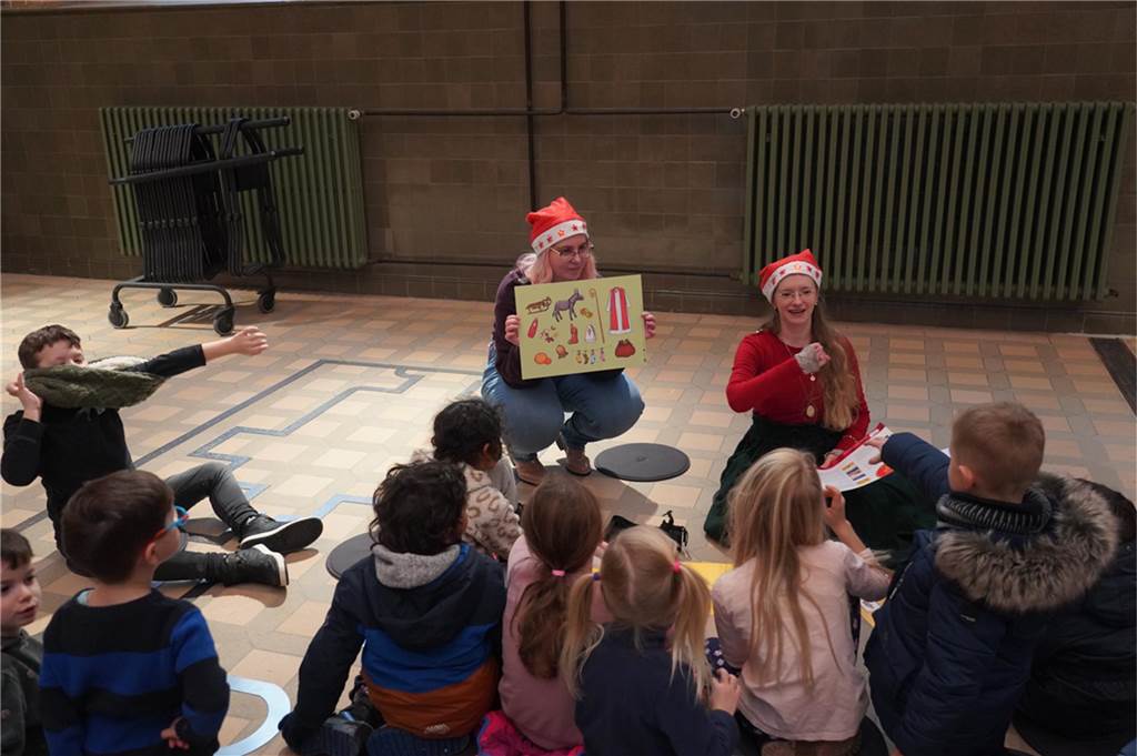 Der Nikolaus und sein Gehilfe Knecht Ruprecht besuchten Kinder am Schiffshebewerk Henrichenburg.
