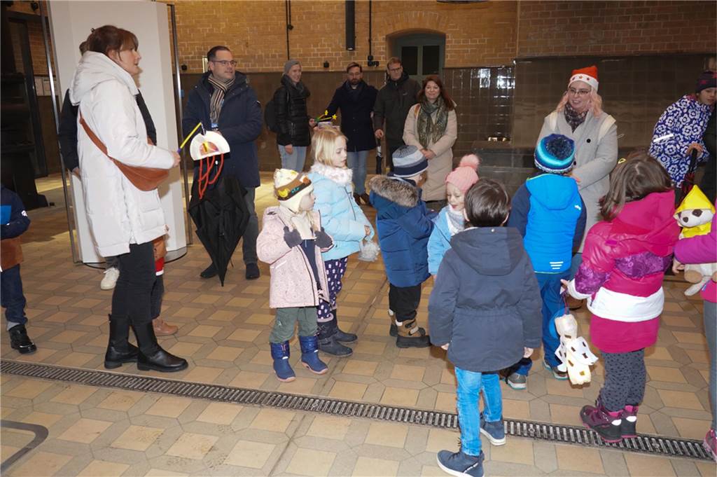 Der Nikolaus und sein Gehilfe Knecht Ruprecht besuchten Kinder am Schiffshebewerk Henrichenburg.