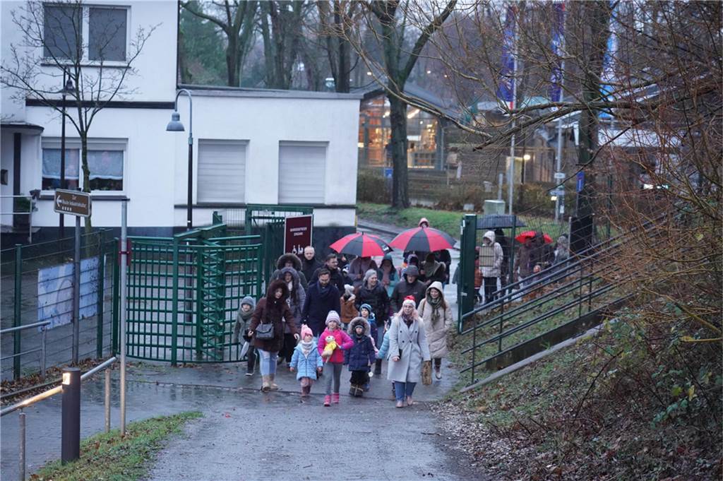 Der Nikolaus und sein Gehilfe Knecht Ruprecht besuchten Kinder am Schiffshebewerk Henrichenburg.