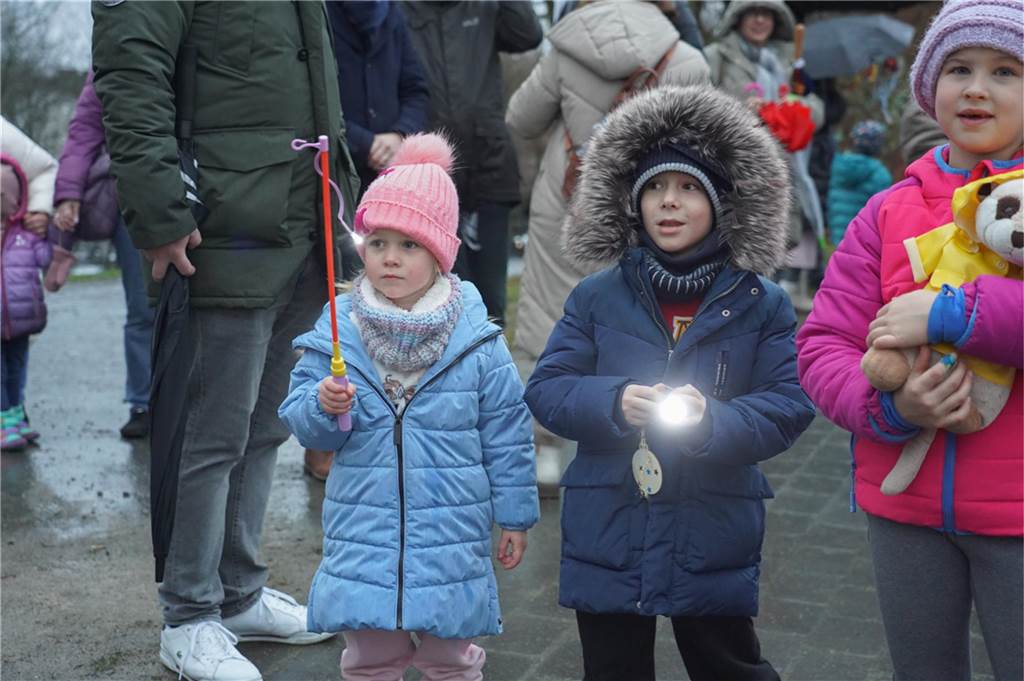 Der Nikolaus und sein Gehilfe Knecht Ruprecht besuchten Kinder am Schiffshebewerk Henrichenburg.