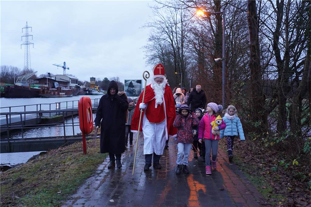 Der Nikolaus und sein Gehilfe Knecht Ruprecht besuchten Kinder am Schiffshebewerk Henrichenburg.