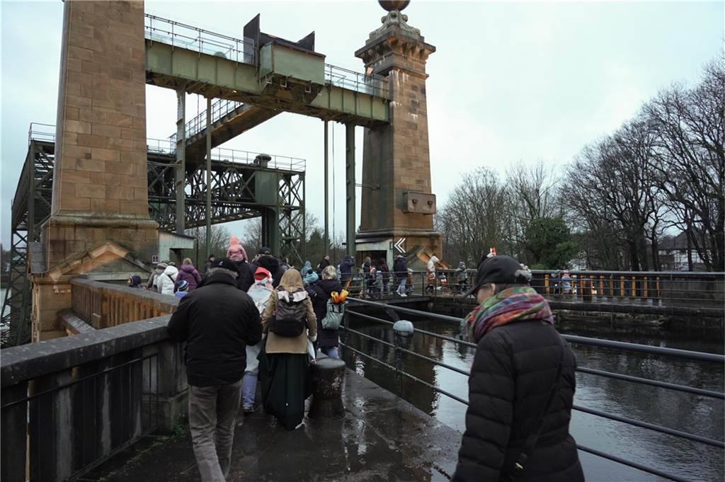 Der Nikolaus und sein Gehilfe Knecht Ruprecht besuchten Kinder am Schiffshebewerk Henrichenburg.