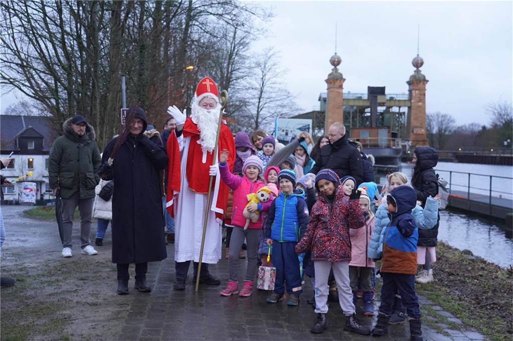 Der Nikolaus und sein Gehilfe Knecht Ruprecht besuchten Kinder am Schiffshebewerk Henrichenburg.