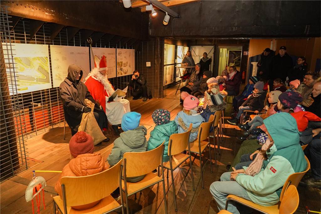 Der Nikolaus und sein Gehilfe Knecht Ruprecht besuchten Kinder am Schiffshebewerk Henrichenburg.