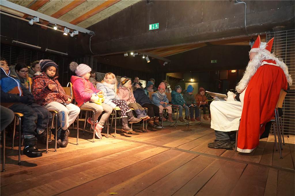 Der Nikolaus und sein Gehilfe Knecht Ruprecht besuchten Kinder am Schiffshebewerk Henrichenburg.