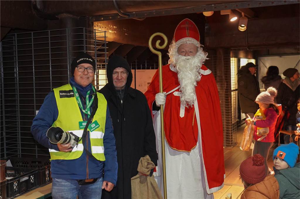 Der Nikolaus und sein Gehilfe Knecht Ruprecht besuchten Kinder am Schiffshebewerk Henrichenburg.