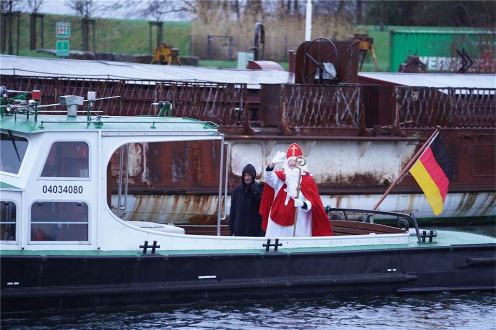 Der Nikolaus und sein Gehilfe Knecht Ruprecht besuchten Kinder am Schiffshebewerk Henrichenburg.