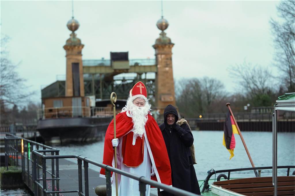 Der Nikolaus und sein Gehilfe Knecht Ruprecht besuchten Kinder am Schiffshebewerk Henrichenburg.