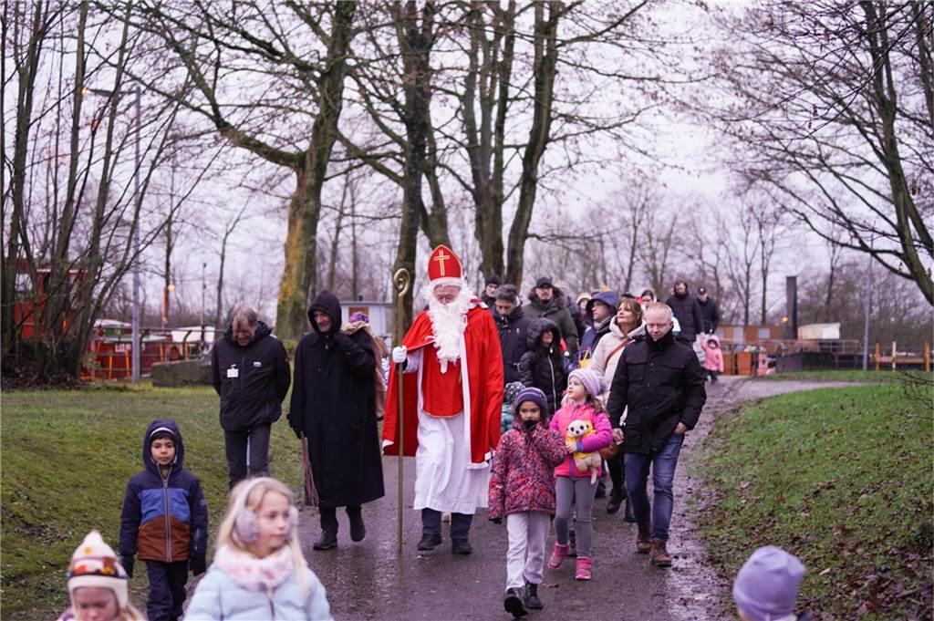 Der Nikolaus und sein Gehilfe Knecht Ruprecht besuchten Kinder am Schiffshebewerk Henrichenburg.