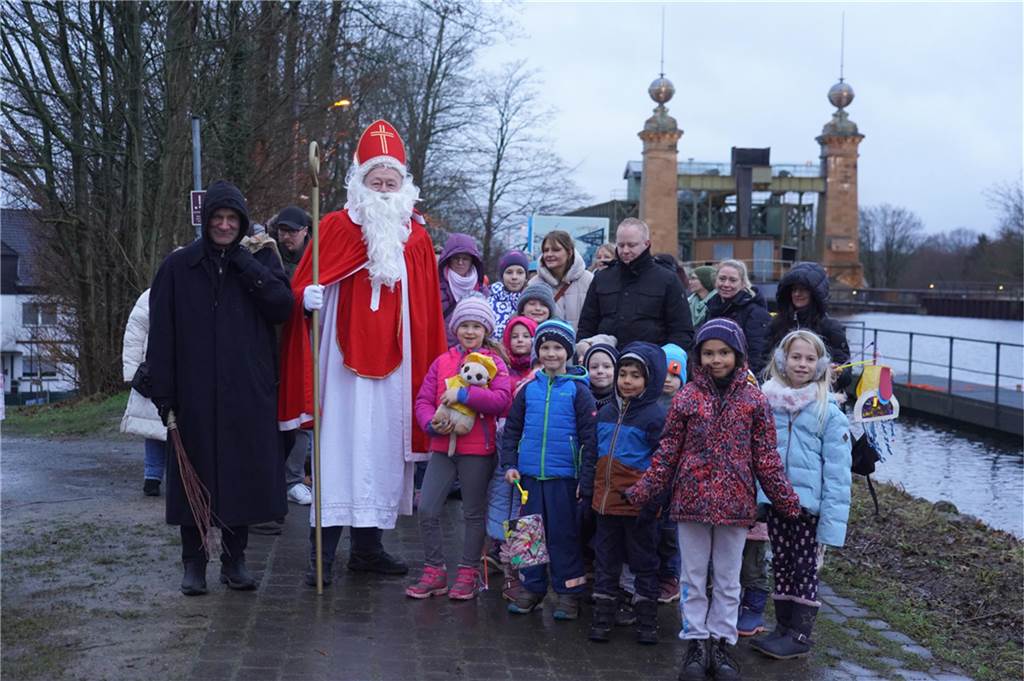 Der Nikolaus und sein Gehilfe Knecht Ruprecht besuchten Kinder am Schiffshebewerk Henrichenburg.