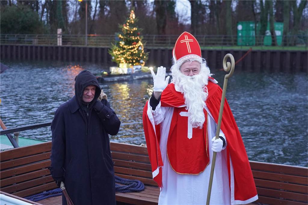 Der Nikolaus und sein Gehilfe Knecht Ruprecht besuchten Kinder am Schiffshebewerk Henrichenburg.