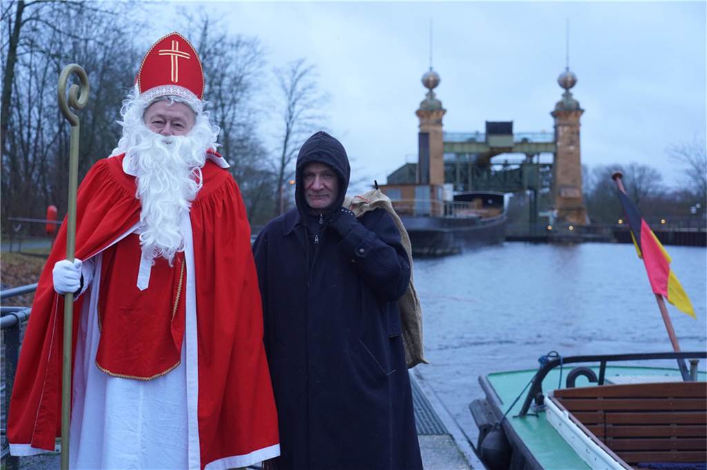 Der Nikolaus und sein Gehilfe Knecht Ruprecht besuchten Kinder am Schiffshebewerk Henrichenburg.