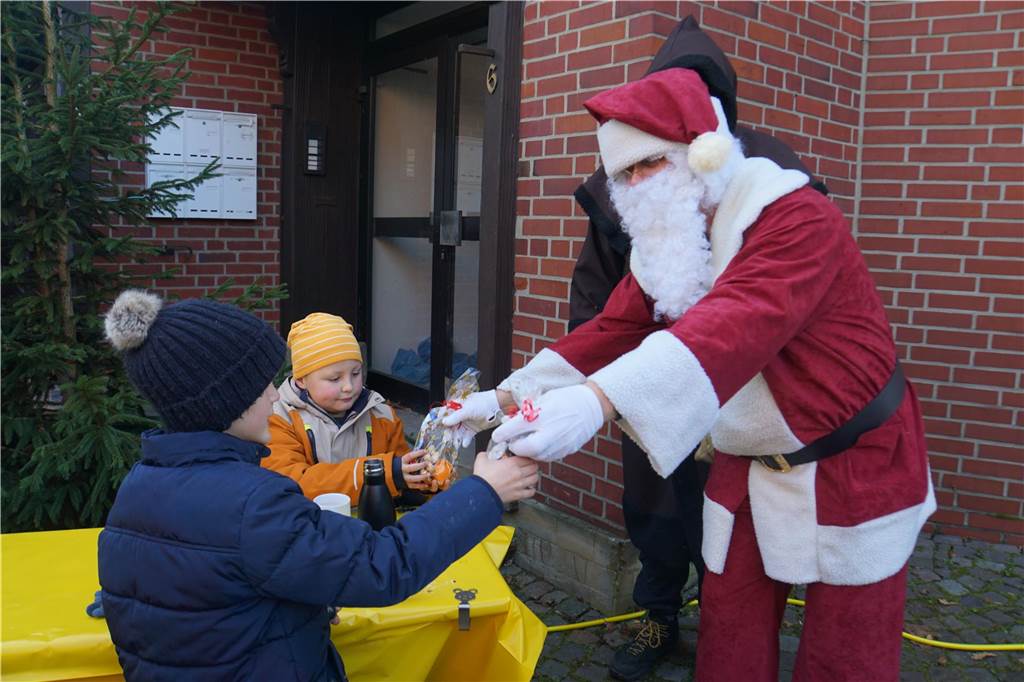 Weihnachtsmarkt lockt hunderte Menschen an: Geschenkideen und ein Abschied Nikolaus verteilt Schokolade.