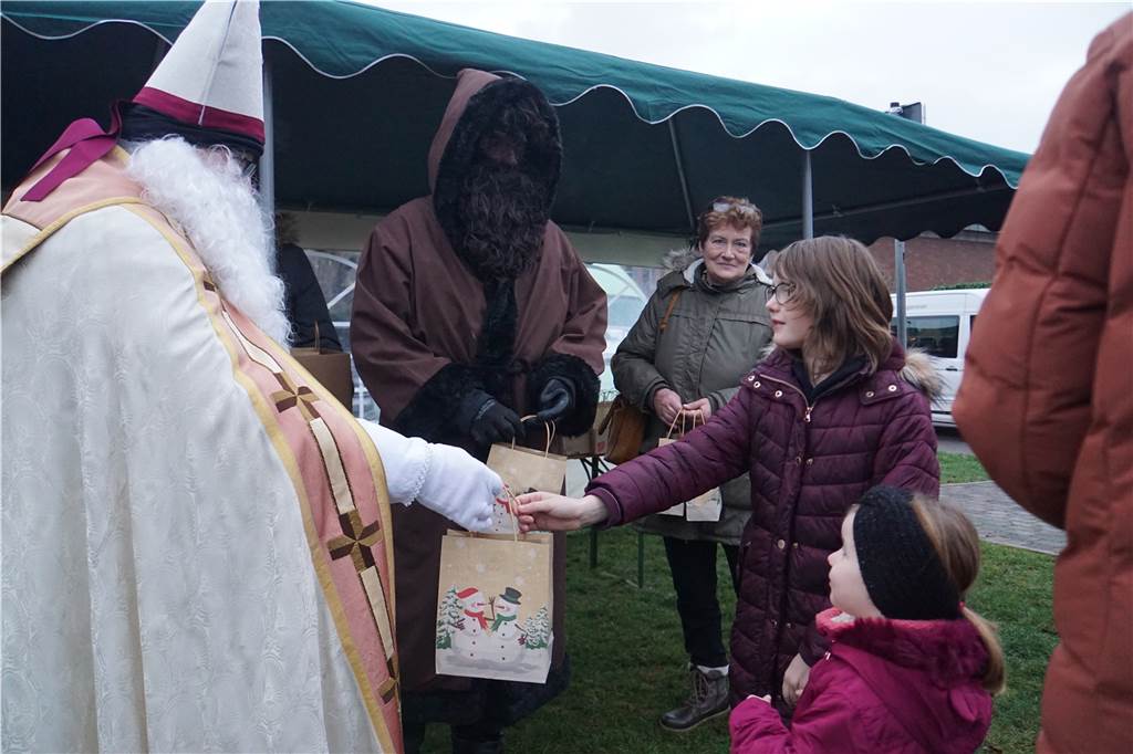 Nikolaus-Besucher an der Krippe: Zahlreiche Familien kommen zu Auftakt Der Nikolaus verteilte Tüten mit Leckereien an die Kinder.