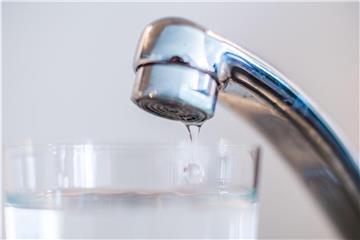 Der Nitratgehalt im Trinkwasser überschreitet dem Umweltbundesamts zufolge seit mehreren Jahren nur sehr selten den Grenzwert. Foto: Lino Mirgeler/Symbolbild