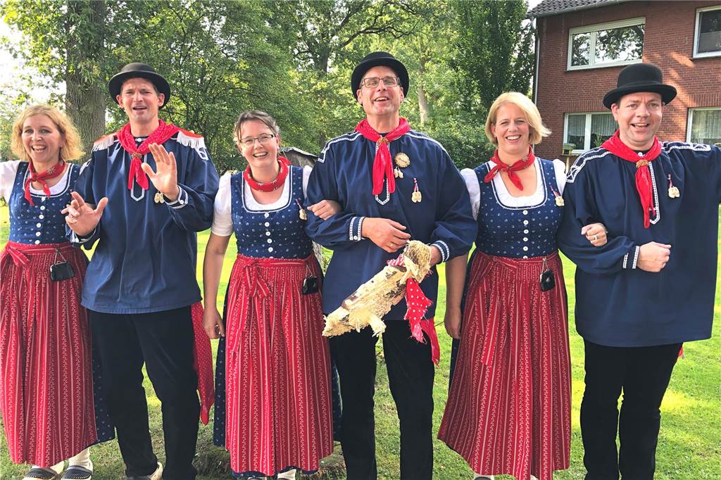 Das große Klumpen-Schützenfest wird nach fünf Jahren wieder gefeiert Der noch aktuelle Thron: Ehrenpaar Petra Temmler und Stefan Ribbekamp unterstützen das Königspaar Sabrina Ribbekamp und Bernd Klevermann ebenso wie das Ehrenpaar Claudia Klevermann und Matthias Temmler.