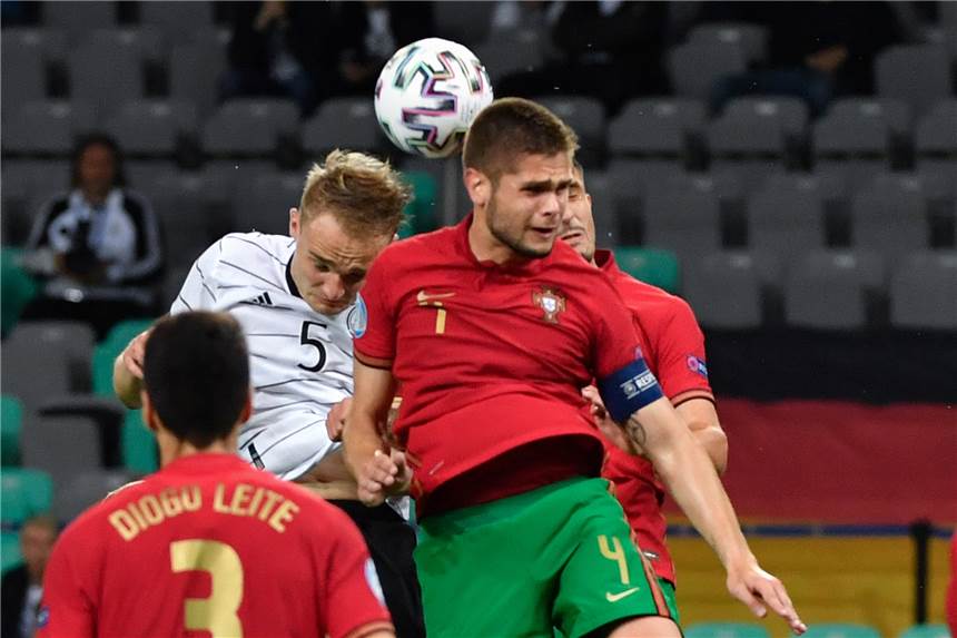 Sieg über Portugal: Nordkirchener Amos Pieper ist U21-Europameister Der Nordkirchener Amos Pieper (2.v.l.) gewann das Finale der U21-Europameisterschaft.