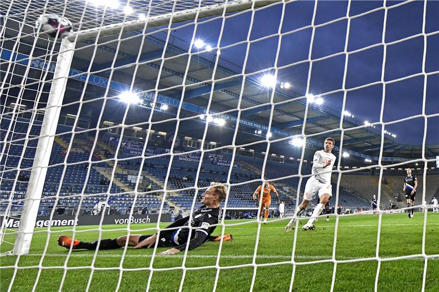 Amos Pieper kommt bei Karriere-Highlight gegen Bayern München unter die Räder Der Nordkirchener Amos Pieper (l.) muss beim 0:1 hinterher schauen.