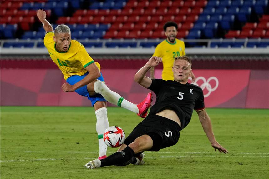 Auswechslung zur Halbzeit: Amos Pieper erlebt Debakel bei Olympia-Auftakt Der Nordkirchener Amos Pieper (r.) hatte gegen Richarlison (l.) zu oft das Nachsehen.