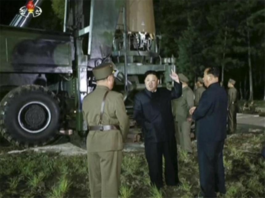 USA und China rücken im Atomkonflikt mit Nordkorea zusammen Der nordkoreanische Führer Kim Jong Un (M) zeigt sich am 28. Juli 2017 an einem ungenannten Ort in Nordkorea, an dem ein Raketentest durchgeführt wurde. Foto: Uncredited/KRT/AP/Archiv