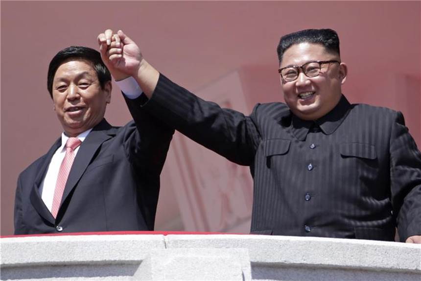 Nordkorea hält zum 70. Gründungstag große Militärparade ab Der nordkoreanische Machthaber Kim Jong Un (r) und Li Zhanshu, der Repräsentant aus China, bei der Militärparade. Foto: Kin Cheung/AP