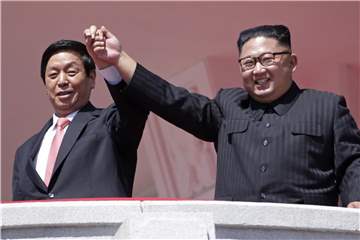 Der nordkoreanische Machthaber Kim Jong Un (r) und Li Zhanshu, der Repräsentant aus China, bei der Militärparade. Foto: Kin Cheung/AP