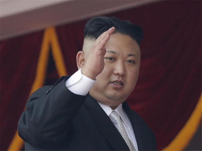 Nordkorea-Konflikt spitzt sich zu Der nordkoreanische Machthaber Kim Jong Un während einer Militärparade in Pjöngjang. Foto: Wong Maye-E/Archiv