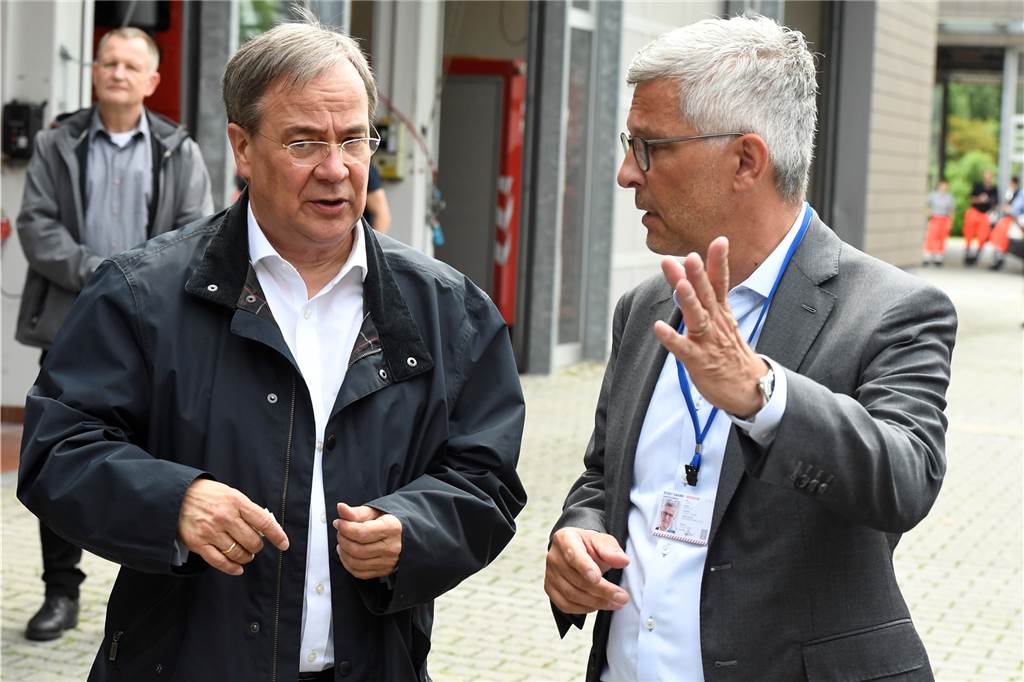 Unwetter in NRW: Zahl der Toten steigt, über Tausend Menschen werden noch vermisst – Liveblog Der nordrhein-westfälische Ministerpräsident Armin Laschet trat in Hagen vor die Medien. Neben ihm Hagens Oberbürgermeister Erik O. Schulz.