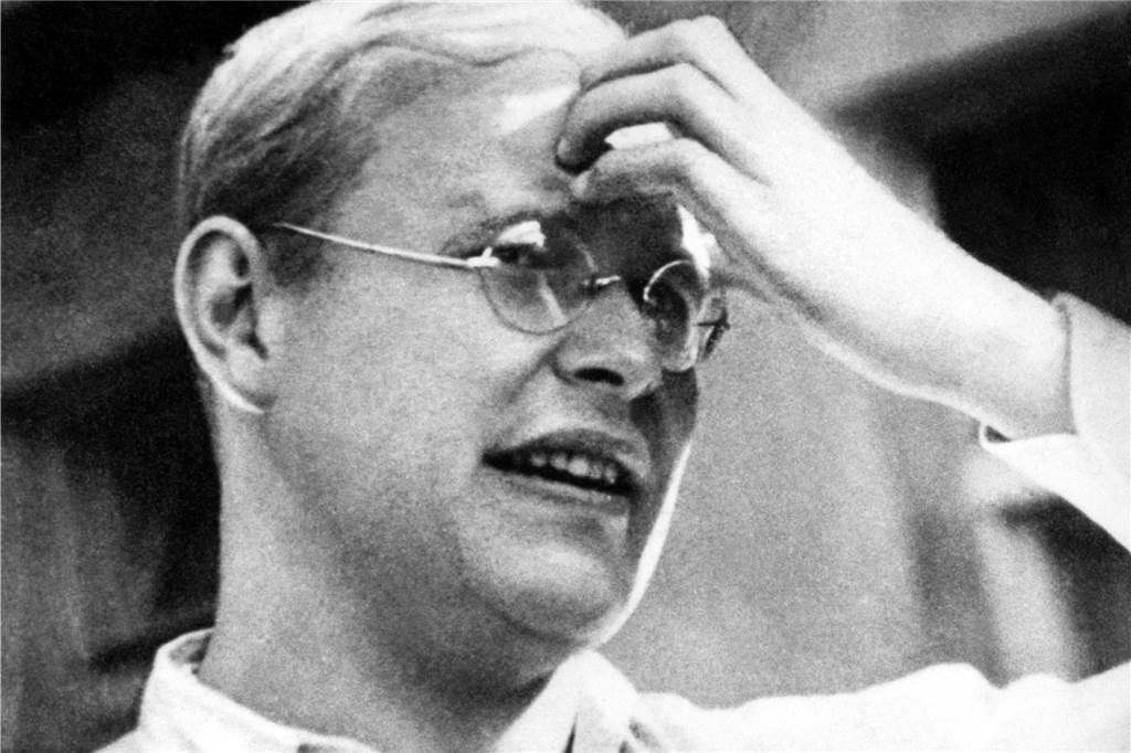 Der NS-Widerstandskämpfer und Pazifist Dietrich Bonhoeffer: Für Bonhoeffer kam das Kriegsende einen Monat zu spät. Der evangelische Theologe wurde 29 Tage vor der Kapitulation des Deutschen Reiches, am 9. April 1945, im Konzentrationslager Flossenbürg von den Nationalsozialisten hingerichtet. 