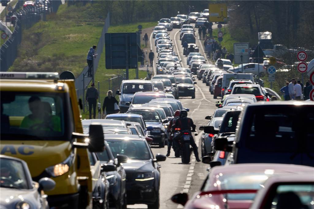 „Car-Freitag“ in Castrop-Rauxel: Menschenmassen kesseln Zivil-Polizisten ein Der Nürburgring war an Karfreitag Ziel vieler Autofans. Parallel zur legendären Nordschleife stand die Blechlawine im Stau. Auch aufgrund des guten Wetters kam es zu einem riesigen Verkehrschaos rund um die Eifelrennstrecke.