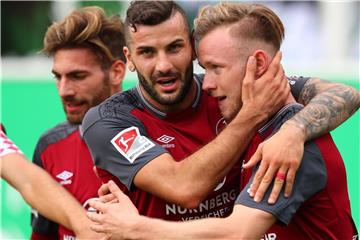 Der Nürnberger Cedric Teuchert (r) jubelt mit seinem Kollegen Mikael Ishak (M) über seinen Treffer zum 2:0. Foto: Daniel Karmann