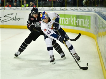 Der Nürnberger David Steckel (l) kämpft mit dem Münchener Richie Regehr um den Puck. Foto: Matthias Merz