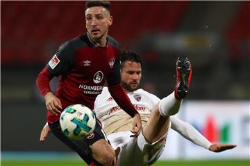 Der Nürnberger Kevin Möhwald (l) kämpft mit dem Ingolstädter Christian Träsch um den Ball. Foto: Daniel Karmann