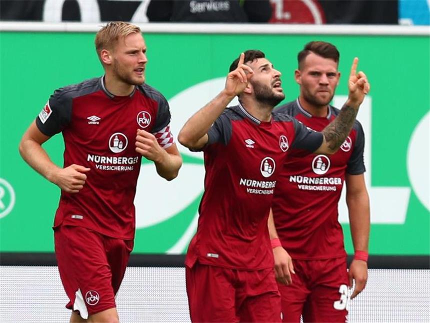 Perfekte Woche für Nürnberg - Düsseldorf wieder Spitze Der Nürnberger Mikael Ishak (M) jubelt mit seinen Kollegen Hanno Behrens (l) und Eduard Löwen über seinen Treffer zum 1:0. Foto: Daniel Karmann