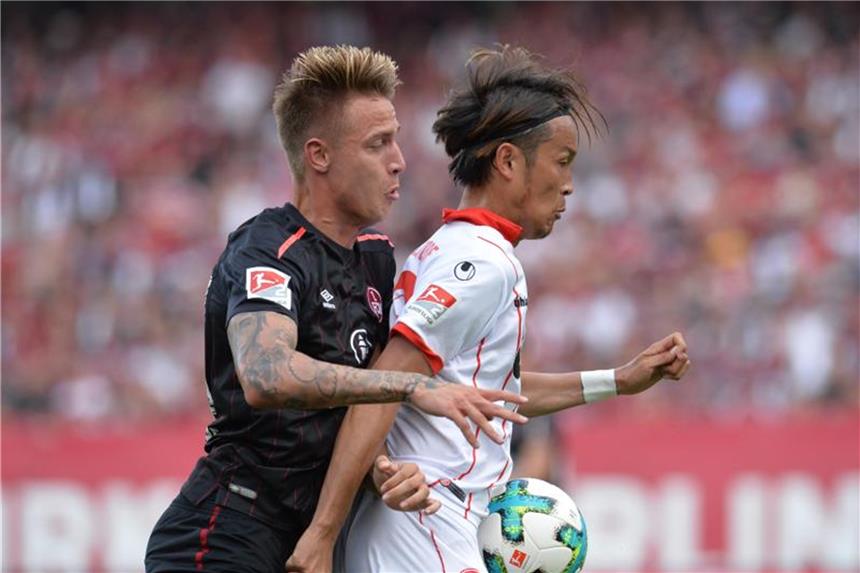 Düsseldorf als Meister zurück in Bundesliga Der Nürnberger Ondrej Petrak (l) im Duell mit Düsseldorfs Takashi Usami. Foto: Timm Schamberger