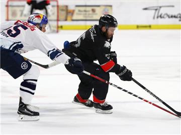 Der Nürnberger Petr Pohl (r) kämpft mit dem Münchener Ryan Button um den Puck. Foto: Daniel Karmann
