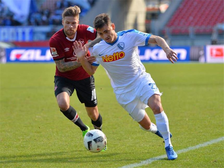 Der Nürnberger Tobias Kempe (L) kämpft mit Nico Rieble vom VfL Bochum um den Ball. Foto: Matthias Merz