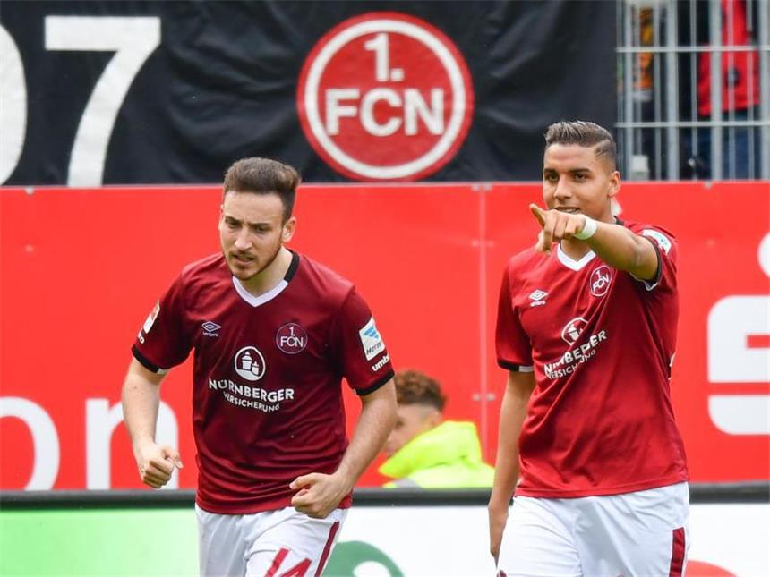1. FC Nürnberg macht Klassenerhalt perfekt Der Nürnberger Torschütze Abdelhamid Sabiri (r) feiert seinen Siegtreffer. Foto: Uwe Anspach