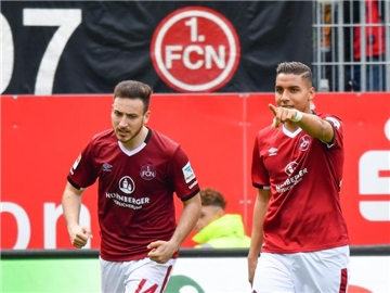 Der Nürnberger Torschütze Abdelhamid Sabiri (r) feiert seinen Siegtreffer. Foto: Uwe Anspach