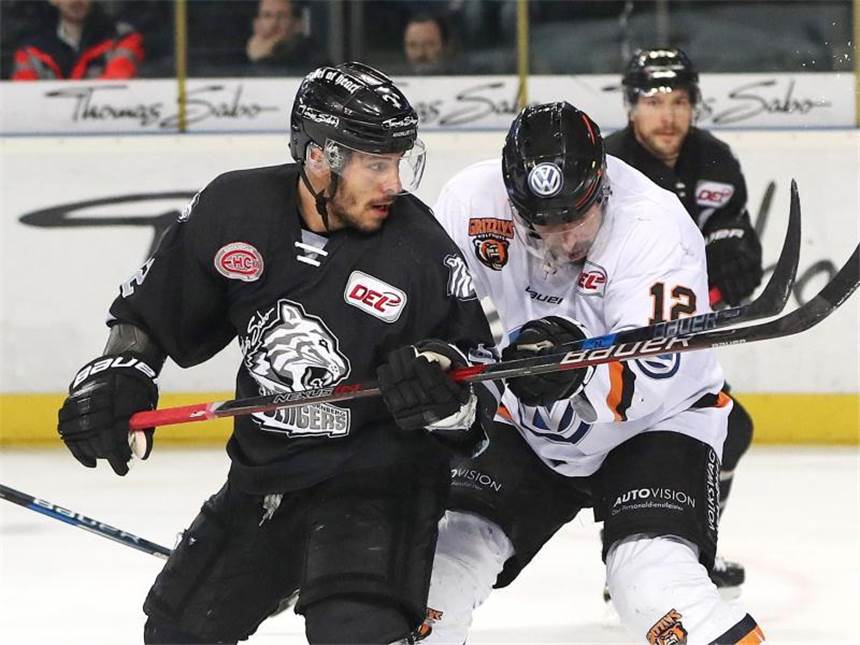 Eishockey-Stürmer Ehliz überragt nach Schock-Verletzung Der Nürnberger Yasin Ehliz (l) trug sich in die Torschützliste ein. Foto: Daniel Karmann