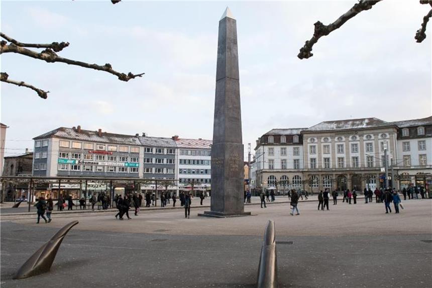 Der Obelisk von documenta-Künstler OluOguibe auf dem Königsplatz in Kassel. Foto: Swen Pförtner