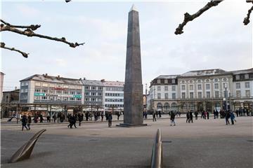 Der Obelisk von documenta-Künstler OluOguibe auf dem Königsplatz in Kassel. Foto: Swen Pförtner