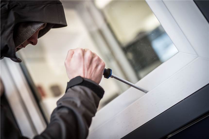 Einbrecher dringen übers Garagendach in Wohnung in Werne eine Der oder die Täter kamen übers Garagendach, hebelten dann ein Fenster auf.