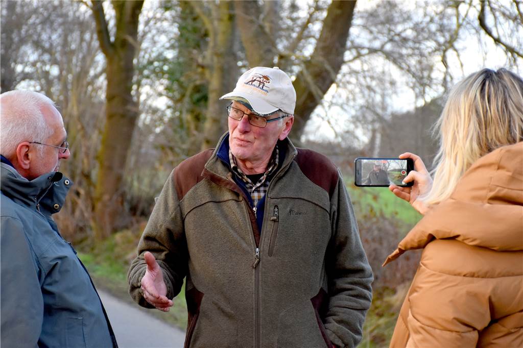 Bordfunker Albrecht Risop wird nicht geborgen – Gedenktafel geplant Der Oedinger Landwirt Bernhard Busch (M.) will nicht einfach so hinnehmen, dass die Absturzstelle als Bodendenkmal eingetragen wird. Mittlerweile gehört sie seinem Sohn Andreas.