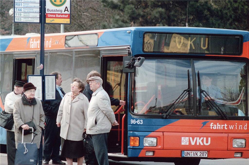 Mit Bus und Bahn zu wichtigen Terminen kommen trotz eingeschränktem Ticketverkauf Der öffentliche Nahverkehr dient eigentlich vielen Senioren als sicheres Transportmittel.