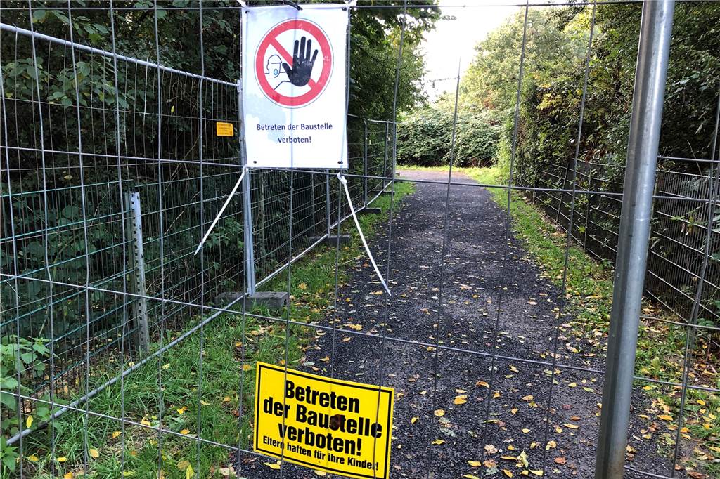 Mit Video: Über das Schicksal der Alten Eiche werden Gerichte entscheiden Der öffentliche Zugang zur Alten Eiche ist seit Mittwochnacht mit einem Bauzaun versperrt.