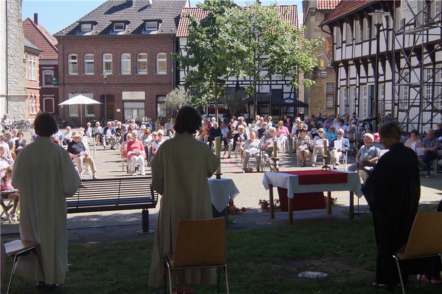 Freiluft-Gottesdienst gut besucht - Stühle reichten nicht aus Der ökumenische Gottesdienst am Pfingstmontag, 1. Juni 2020, unter Corona-Bedingungen auf dem Kirchplatz.