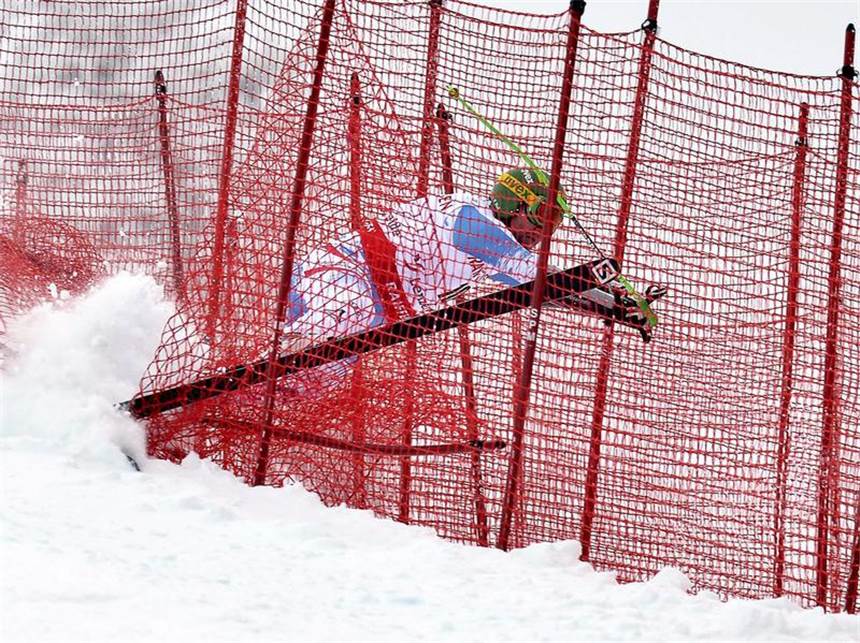 Super-G nach schwerem Sturz abgebrochen Der Österreicher Klaus Kröll fliegt nach seinem Sturz in einen Fangzaun. Foto: Peter Schneider