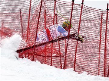 Der Österreicher Klaus Kröll fliegt nach seinem Sturz in einen Fangzaun. Foto: Peter Schneider
