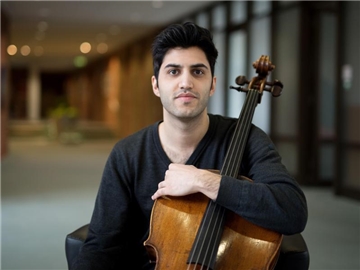 Der österreichisch-iranische Cellist Kian Soltani in Kiel. Foto: Daniel Reinhardt